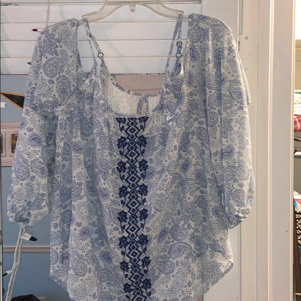 Shoulder peeking cute blouse